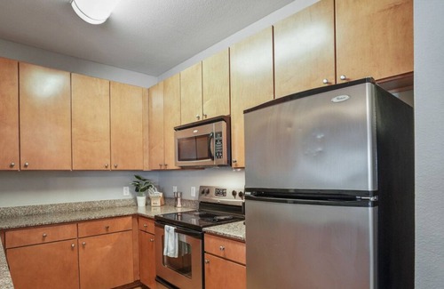 West Campus Apartamento | West Campus Accommodations + Pool + King Bedrooms