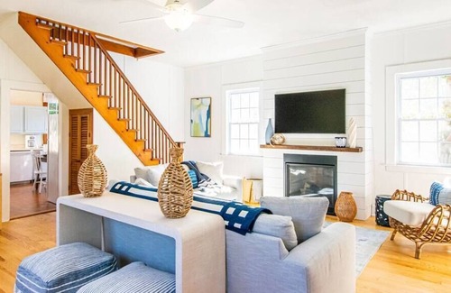 West Dennis Casa | West Dennis Home Walk to S. Village Beach!