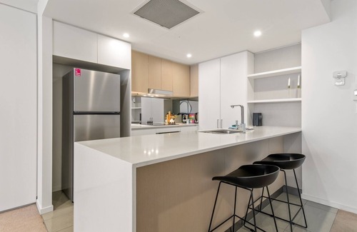 West End Apartamento | West End Flat with Pool and BBQ Access