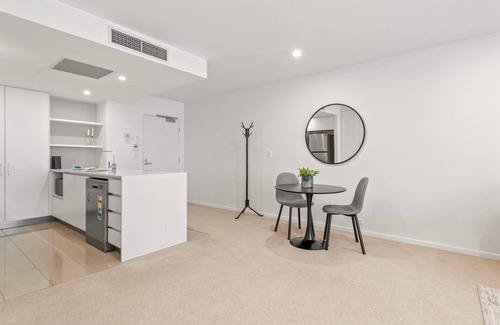 West End Apartamento | West End Flat with Pool and BBQ Access