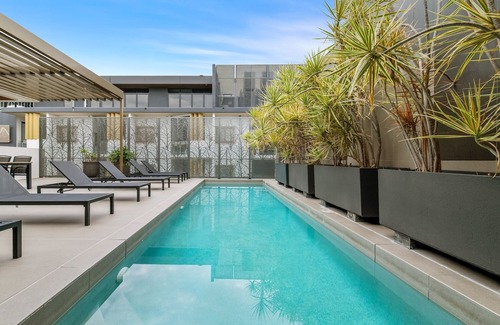 West End Apartamento | West End Flat with Pool and BBQ Access