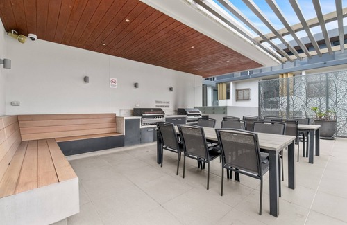 West End Apartamento | West End Flat with Pool and BBQ Access