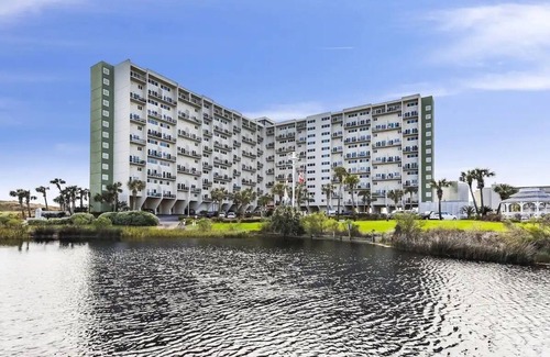 Sunnyside Condominio | West End! Gulf and Lake Front Condo in Pinnacle Port Condominiums!