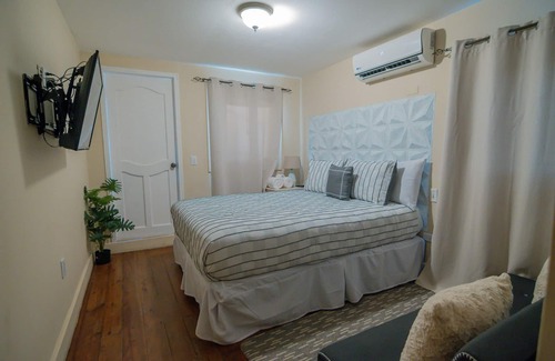 Antoneys Cay Hotel | Cozy 1-bedroom hotel with WiFi, AC in Roatan Island, West End Road