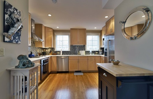 Provincetown Casa | West End Modern Townhouse, estacionamiento, a pie de la playa Mussel, Boatslip & Liz's Cafe