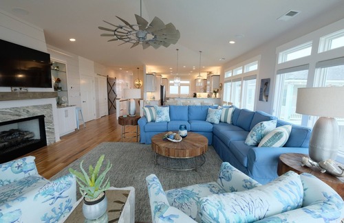 Oak Island Casa | NEW OAK ISLAND WEST END, FRENTE AL OCÉANO Y SONIDO, PISCINA CLIMATIZADA / SPA, ASCENSOR, MASCOTAS OK