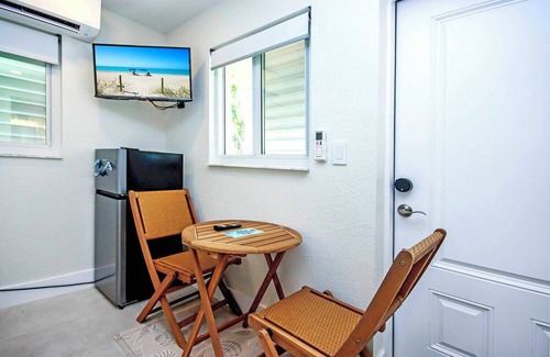 Tradewinds Cabaña | West End Paradise 3M Sanddollar 7 - Quaint Hotel Style Room near the Beach