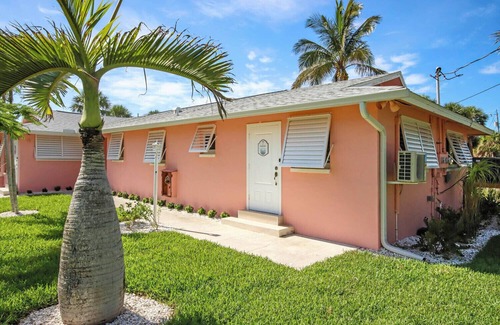 Tradewinds Cabaña | West End Paradise 3M Sanddollar 7 - Quaint Hotel Style Room near the Beach