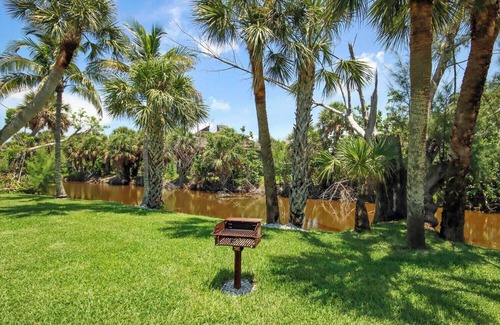 Tradewinds Cabaña | West End Paradise 3M Sanddollar 7 - Quaint Hotel Style Room near the Beach