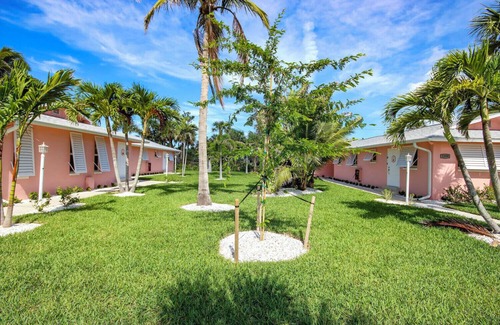 Tradewinds Cabaña | West End Paradise 1M Starfish 1 - Quaint Hotel Style Room near the Beach