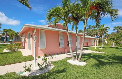 Tradewinds Cabaña | West End Paradise 1M Starfish 1 - Quaint Hotel Style Room near the Beach