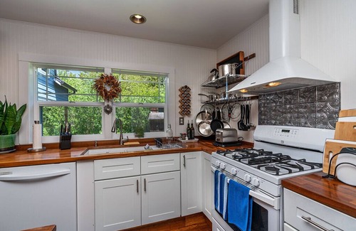 Pacific Casa | West End Retreat -Remodeled farmhouse, 1/2 mile to river