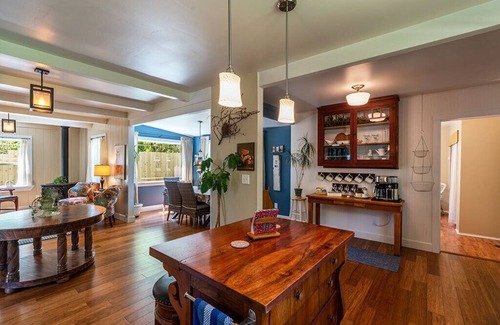Pacific Casa | West End Retreat -Remodeled farmhouse, 1/2 mile to river