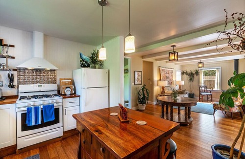 Pacific Casa | West End Retreat -Remodeled farmhouse, 1/2 mile to river