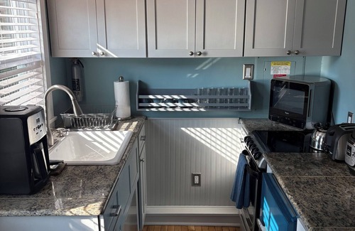 Provincetown Cabaña | West End Cottage / Casa pequeña con patio privado