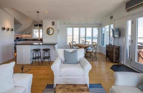 Provincetown Condominio | West End Luxury Penthouse frente al mar. Acceso directo a la playa. Mazo de uso exclusivo.