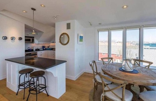 Provincetown Condominio | West End Luxury Penthouse frente al mar. Acceso directo a la playa. Mazo de uso exclusivo.