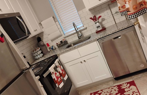 Winston - Salem Apartamento | WEST END WHISPER 3 minute walk or drive to Everything. Prime location.