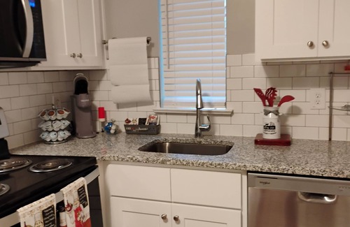 Winston - Salem Apartamento | WEST END WHISPER 3 minute walk or drive to Everything. Prime location.