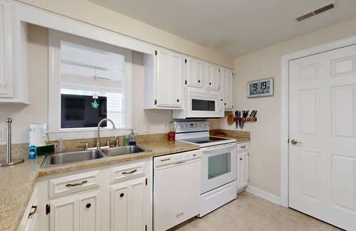 Worcester County Casa | West Fenwick home w/deck, patio, firepit, balcony & grill