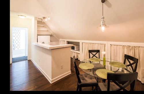 Melrose Casa | West Hollywood Little House con patio trasero y garaje.