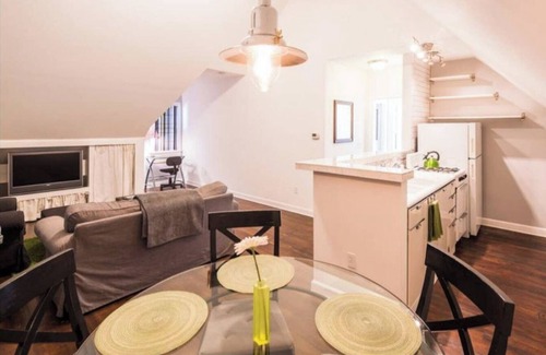 Melrose Casa | West Hollywood Little House con patio trasero y garaje.