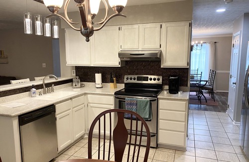 Ashley Oaks Casa | West Knoxville’s Modern Home Dog Friendly-Crib Easy Access UT-Airport-Oak Ridge