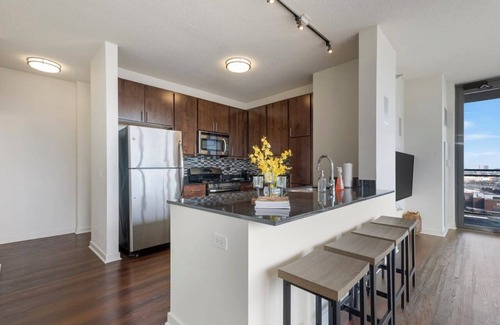 Downtown Chicago Apartamento | West Loop Luxe 2BR: Balcony, Skyline Views