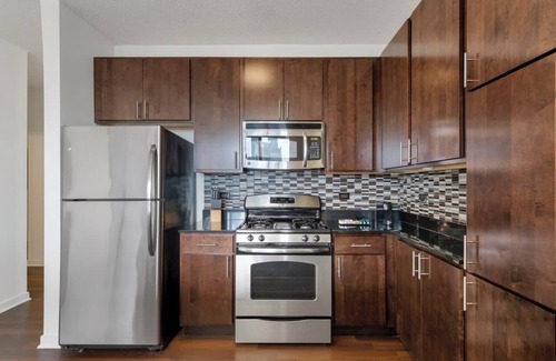 Downtown Chicago Apartamento | West Loop Luxe 2BR: Balcony, Skyline Views