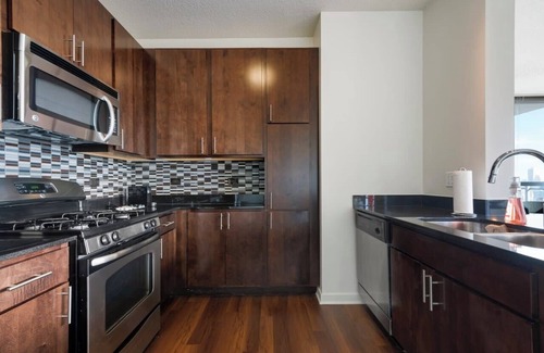 Downtown Chicago Apartamento | West Loop Luxe 2BR: Balcony, Skyline Views