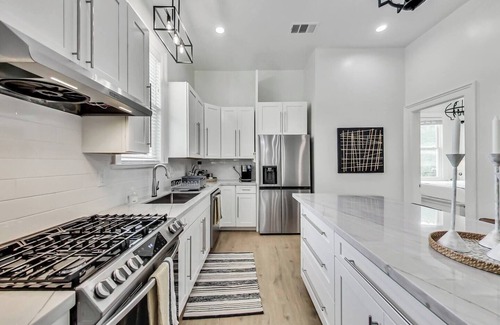 Prescott Casa | West Oakland charmer: 2br/2bath - AC & W/D