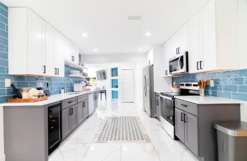 Southwest Casa | West Palm Beach Elegant 5BR with Hot Tub and Fire Pit Near Beach