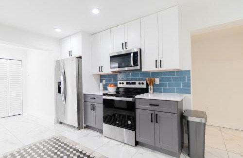 Southwest Casa | West Palm Beach Elegant 5BR with Hot Tub and Fire Pit Near Beach
