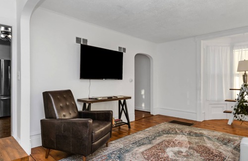Esopus Cabaña | West Park/Esopus Victorian - 2 King and 1 Queen Bed
