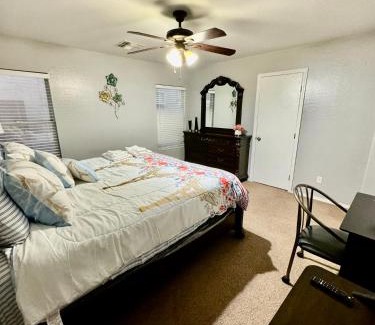 Trailwood Casa | West PHX Cozy king suit with private bathroom Inside a house