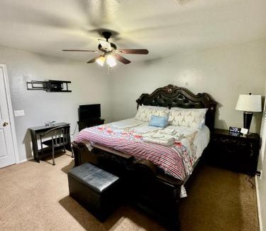 Trailwood Casa | West PHX Cozy king suit with private bathroom Inside a house