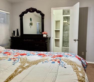 Trailwood Casa | West PHX Cozy king suit with private bathroom Inside a house