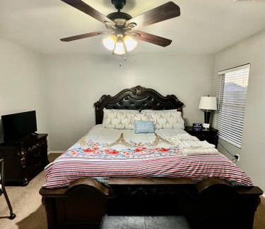 Trailwood Casa | West PHX Cozy king suit with private bathroom Inside a house