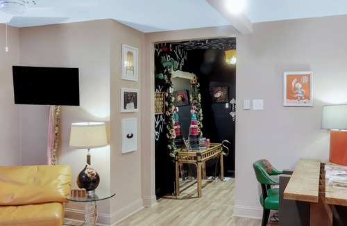Winston - Salem Casa | West Salem Art Hotel: Artful Lodging and Lodging for Art.