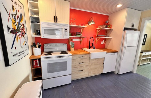 Bradenton Beach Cabaña | West Unit of Beach to Bay Cottage...just 100 feet from Gulf Beach!