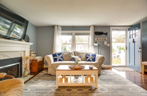 West Yarmouth Cabaña | West Yarmouth Cottage w/ Gas Grill: Walk to Beach!