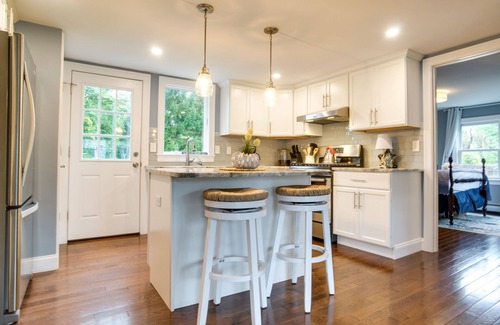 West Yarmouth Cabaña | West Yarmouth Cottage w/ Gas Grill: Walk to Beach!