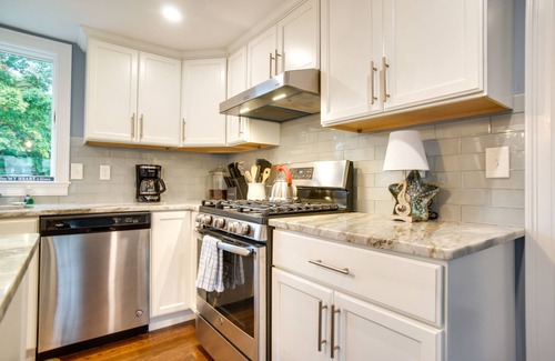 West Yarmouth Cabaña | West Yarmouth Cottage w/ Gas Grill: Walk to Beach!
