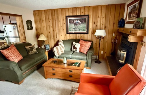 West Yellowstone Condominio | West Yellowstone/Intown Condo. Snowmobiling directly from front door. Hiking