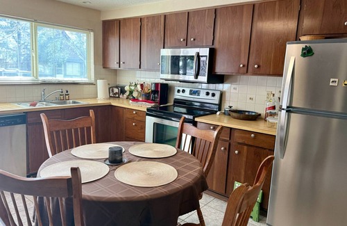 West Yellowstone Condominio | West Yellowstone/Intown Condo. Snowmobiling directly from front door. Hiking