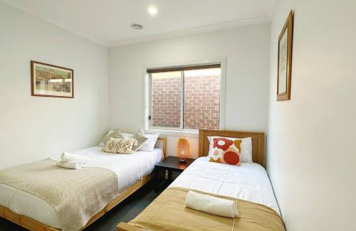 Truganina Casa | Westbrook Home 7beds by GoodLive