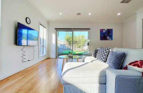 Truganina Casa | Westbrook Home 7beds by GoodLive