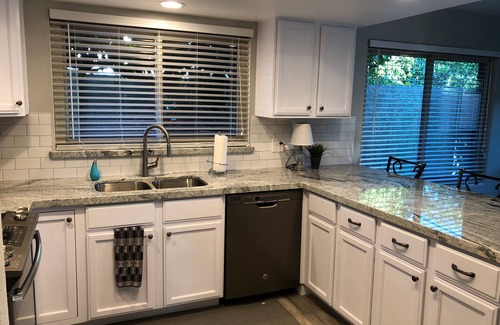 Westbrook Village Casa | ¡¡¡COMO NUEVO!!! Casa totalmente renovada en Westbrook Village w / patio privado cercado.