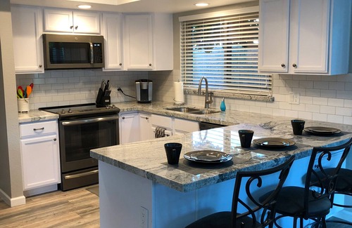 Westbrook Village Casa | ¡¡¡COMO NUEVO!!! Casa totalmente renovada en Westbrook Village w / patio privado cercado.