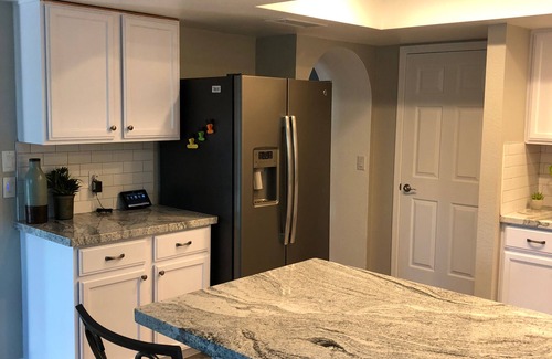 Westbrook Village Casa | ¡¡¡COMO NUEVO!!! Casa totalmente renovada en Westbrook Village w / patio privado cercado.